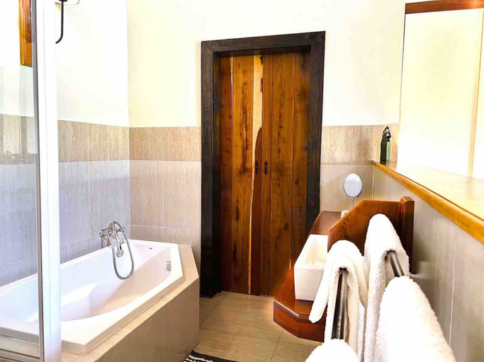 Bathroom 4, Malachite Manor, Sisonke