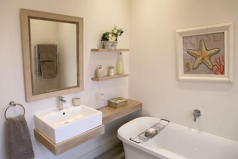 Bathroom 5, Kingsmead Guest House, Harare