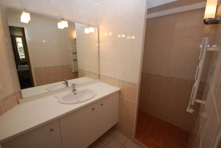 Bathroom 3, Les Arums, Landes