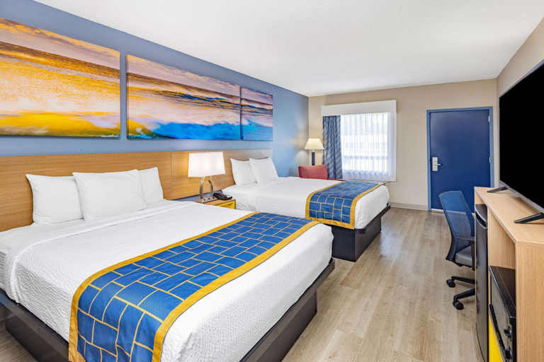 Bedroom 3, Days Inn & Suites by Wyndham Savannah Midtown, Chatham