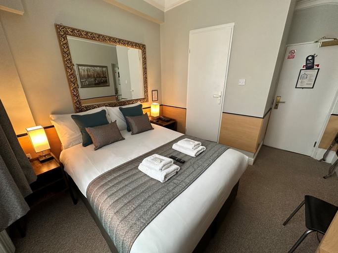 Bedroom 3, Tudor Court Hotel, London
