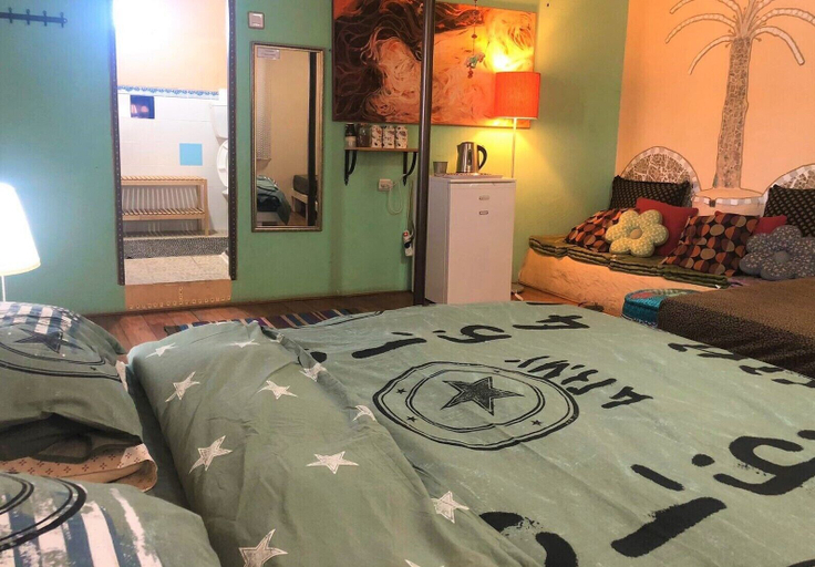 Bedroom 4, Chen in Ezuz