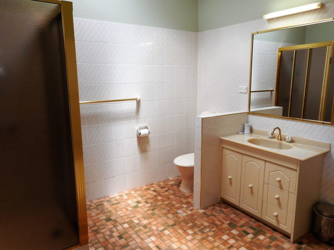 Bathroom 4, Norfolk at Hat Head, Kempsey