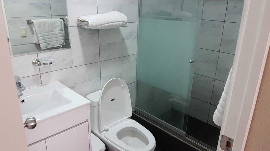 Bathroom 4, Lima Flats 3, Lima