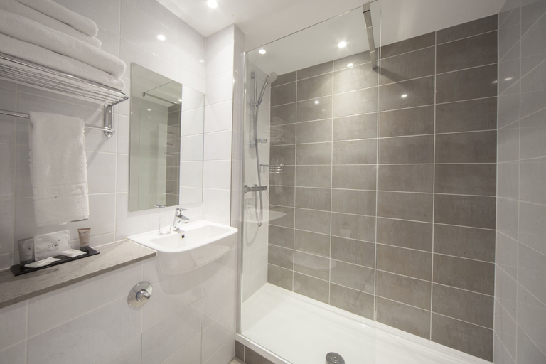 Bathroom 4, The Holt Hotel, Oxfordshire