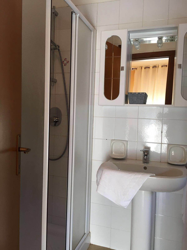 Bathroom 3, Hotel Commercio, Modena