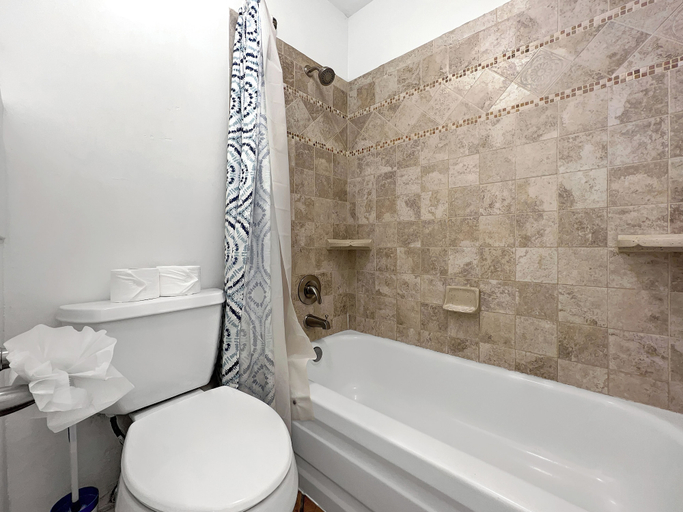 Bathroom 3, Oriole, Coconino