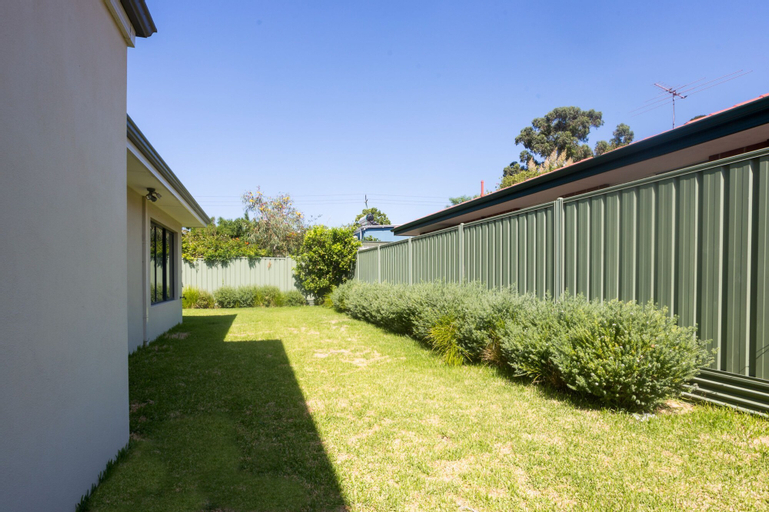 Exterior & Views 2, Spacious 4 Bedroom Family Home With Patio and BBQ, Bayswater