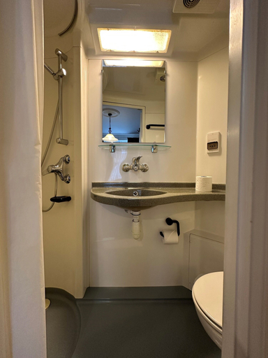 Bathroom 4, Tudor Court Hotel, London