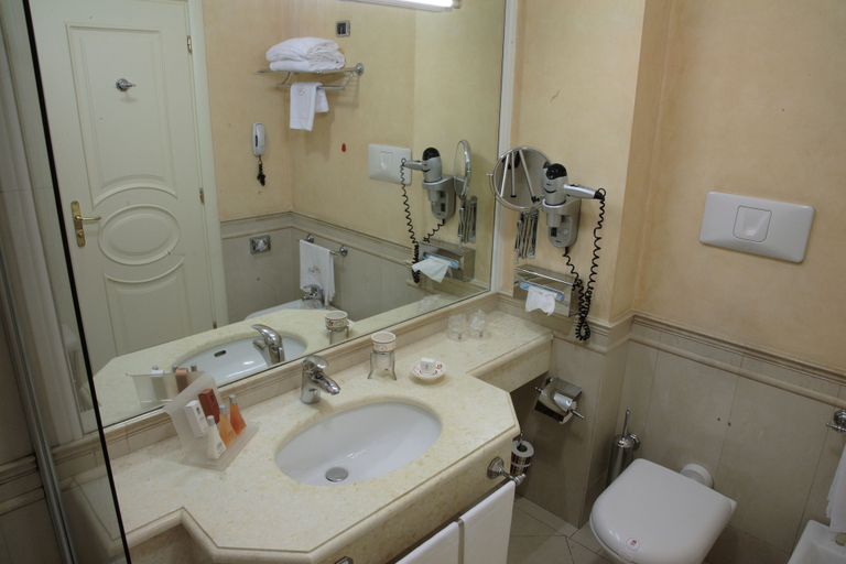 Bathroom 5, Palazzo Alabardieri, Napoli