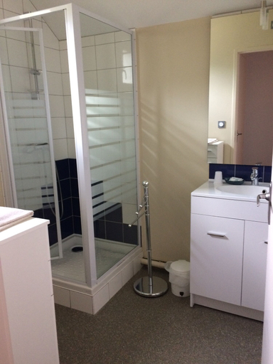 Bathroom 5, Auberge des Pyrénées, Hautes-Pyrénées