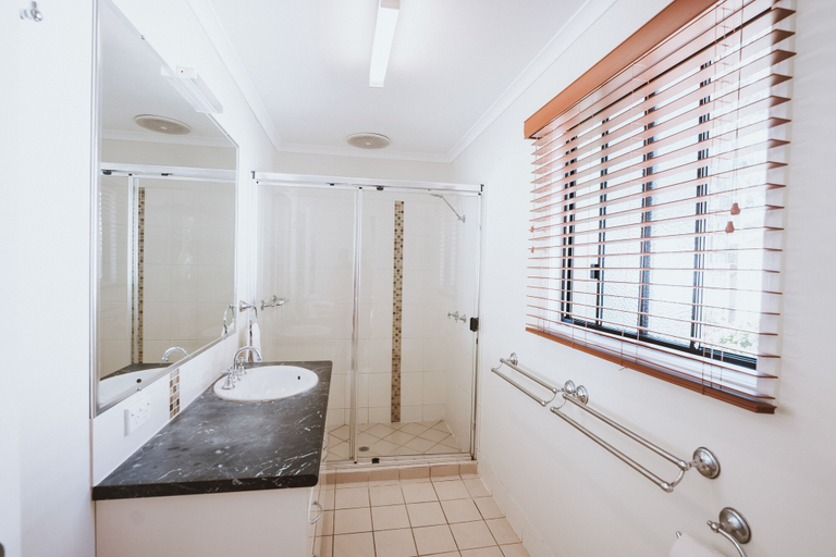 Bathroom 4, BIG4 Cania Gorge Holiday Park, Monto