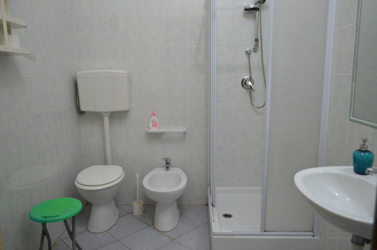 Bathroom 4, Solerosa, Latina