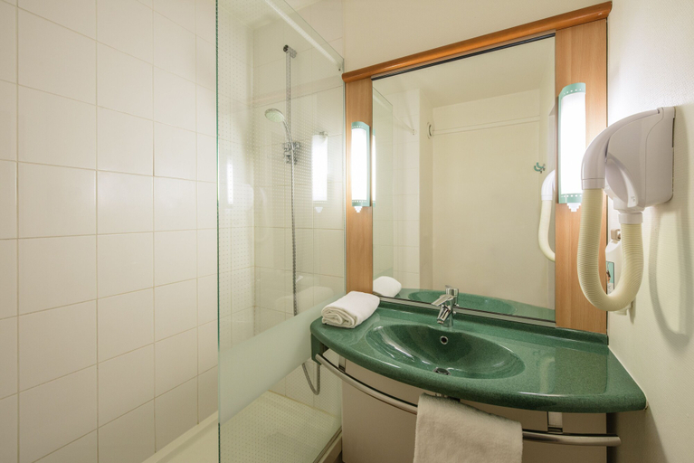 Bathroom 3, ibis Lyon Sud Saint-Rambert-d'Albon, Drôme