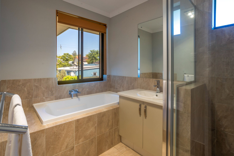 Bedroom 3, Spacious 4 Bedroom Family Home With Patio and BBQ, Bayswater