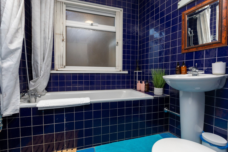 Bathroom 2, Serene and Spacious 1 Bedroom Garden Flat in Clapton, London