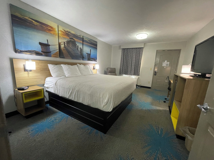 Bedroom 4, Days Inn by Wyndham Savannah, Hardin