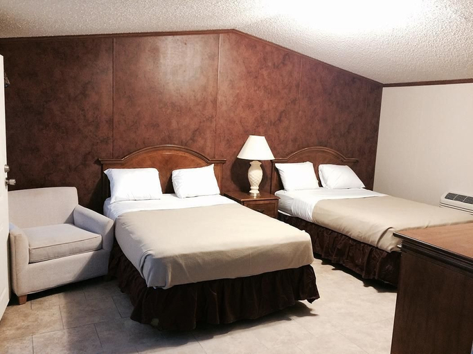 Bedroom 1, Oasis Lodge, Reagan