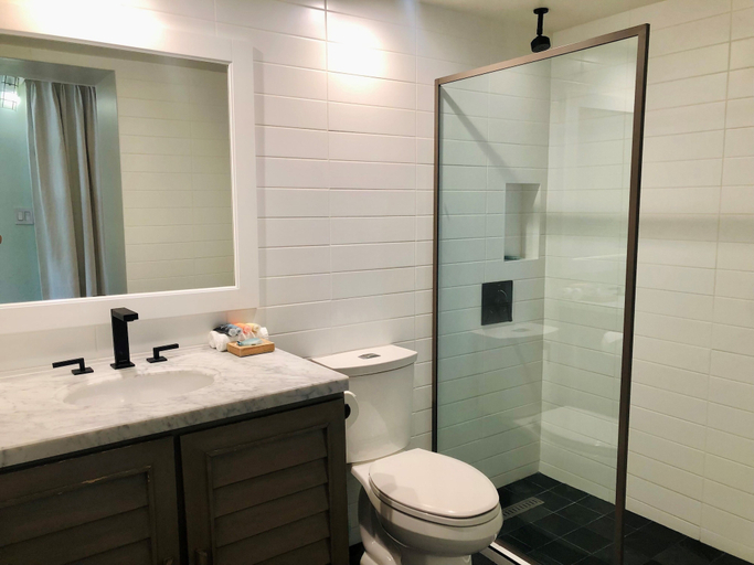 Bathroom 4, Hotel La Croix, Honolulu