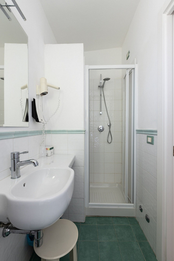 Bathroom 4, Castello Monticello, Grosseto