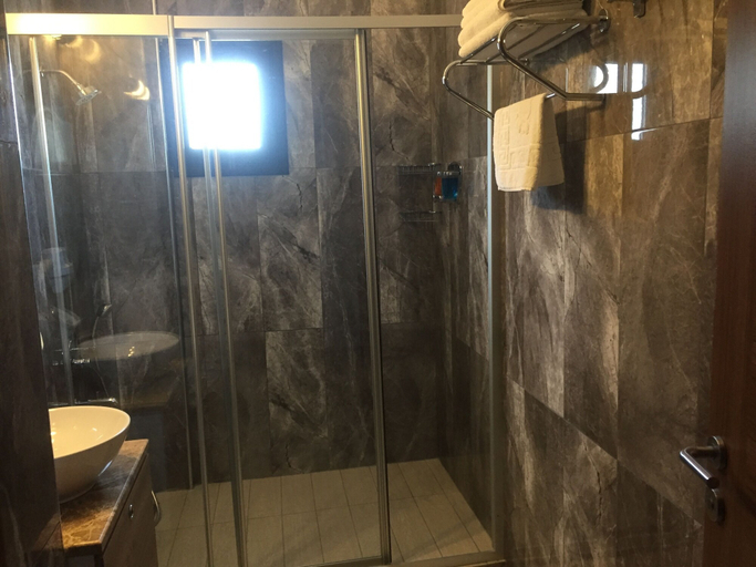 Bathroom 4, Livana Hotel