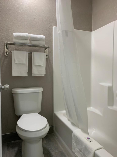 Bathroom 4, Studio 6 Meridian, MS - Bonita Lakes, Lauderdale