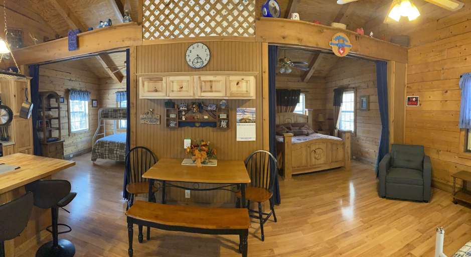 Food & Drinks 4, A Peace of Heaven Cabins, Bandera