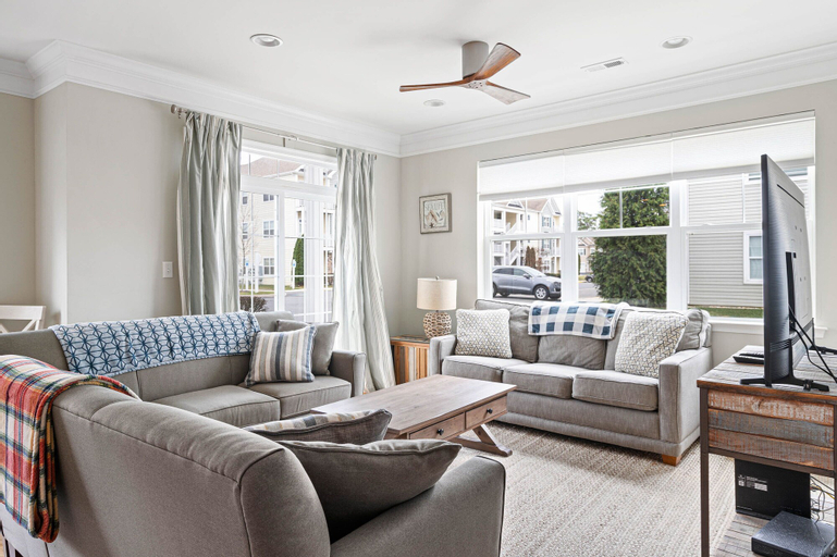 Grande Getaway Walking Distance to the Beach, Sussex