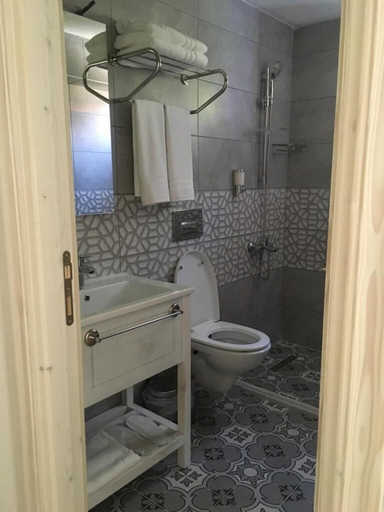 Bathroom 5, Kale Motel, Gökçeada