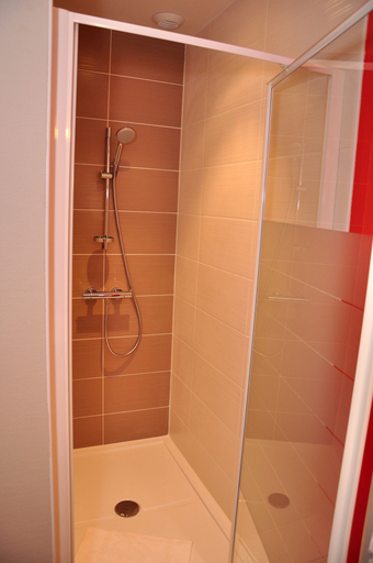 Bathroom 4, Logis La Bonne Auberge, Mayenne