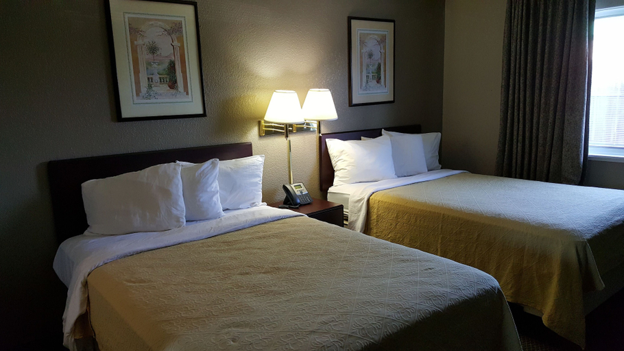 Bedroom 4, Gurnee Motel, Lake