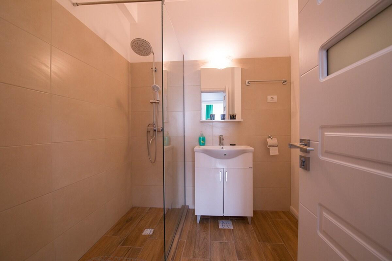 Bathroom, Apartel Flores, Navodari