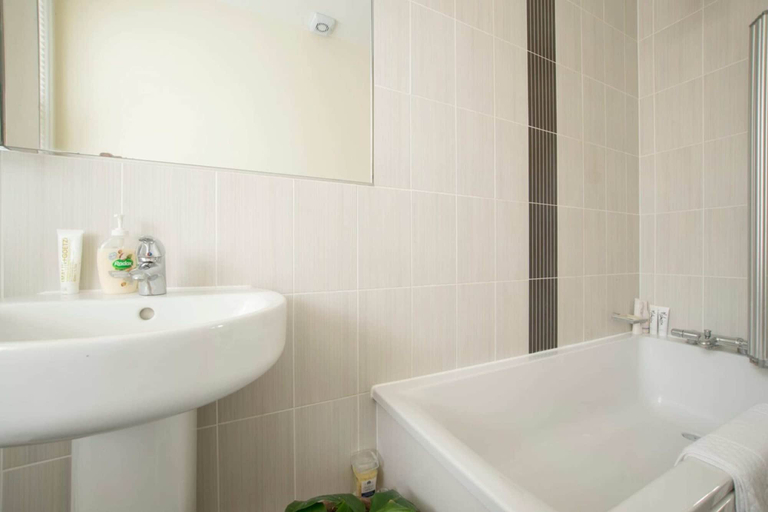 Bathroom 3, Unique and Cozy 1 Bed Flat in Dalston, London