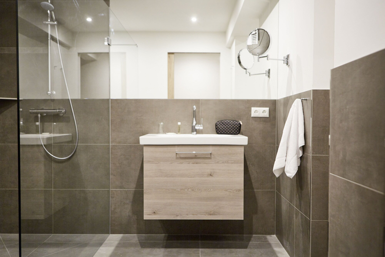 Bathroom 5, Hotel Falter, Regen
