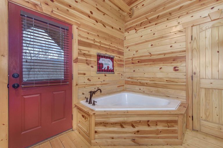 Bathroom, Bearly Behaving, Sevier