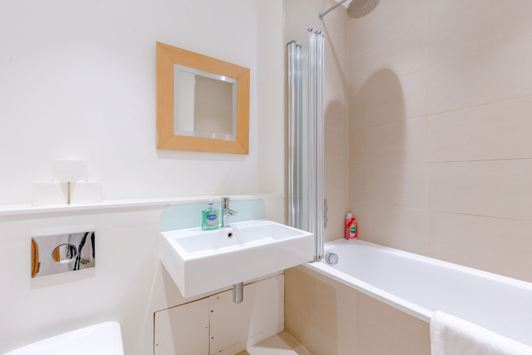 Bathroom 2, Spacious and Central 3 Bedroom House in Paddington, London