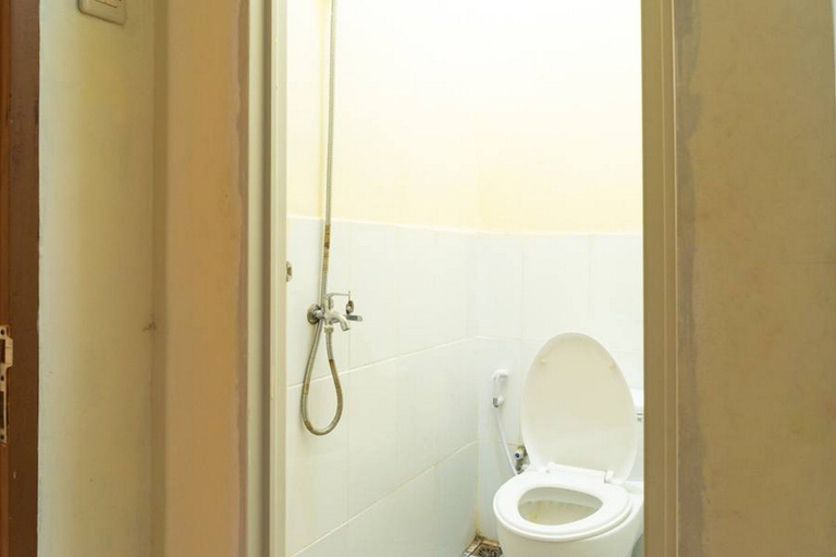 Bathroom 4, RedDoorz near CBD Ciledug, Tangerang