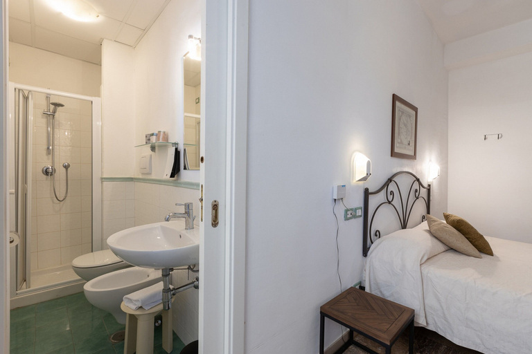Bathroom 4, Castello Monticello, Grosseto