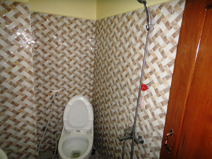 Bathroom 3, Borey Vatanac Guesthouse, Kampot