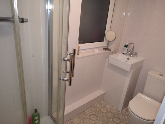 Bathroom 3, Glasgow Hampden Garden Apartment, Glasgow