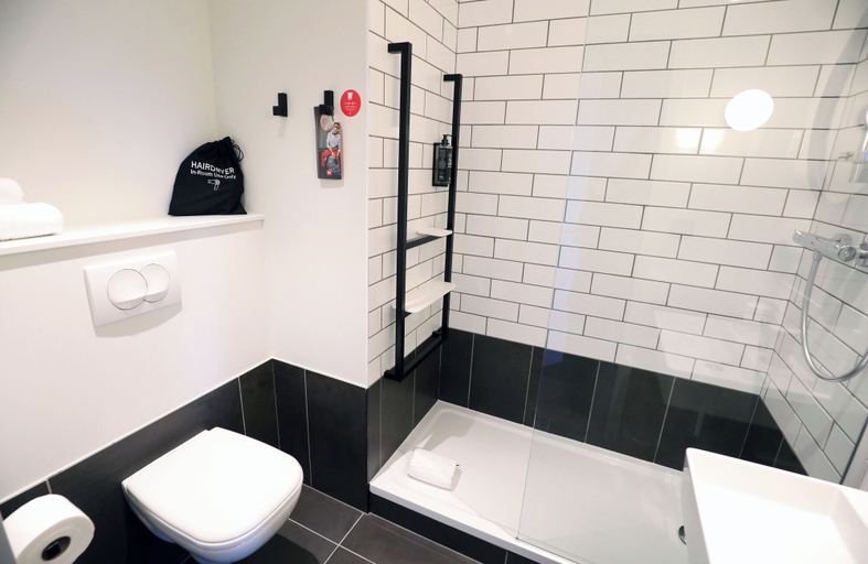 Bathroom 4, Ibis Bourgoin Jallieu Medipole, Isère