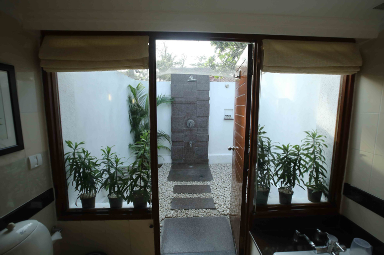 Exterior & Views 1