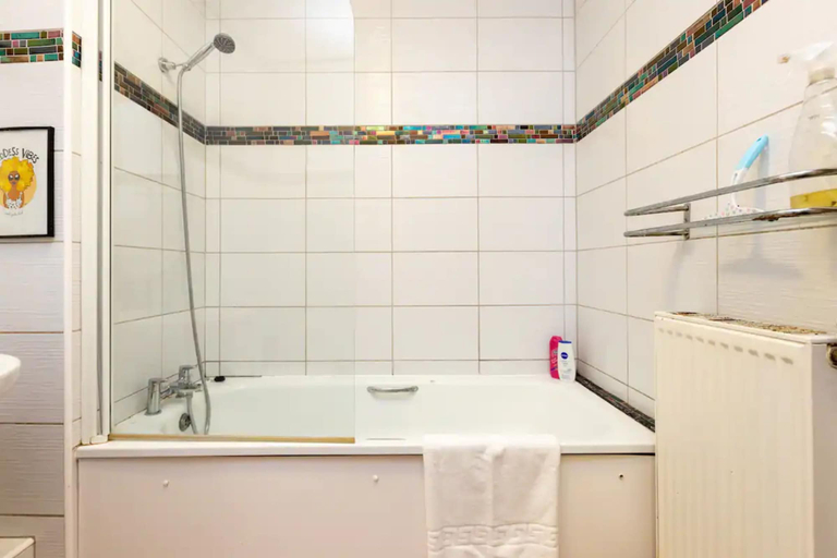 Bathroom 2, Cosy 1 Bedroom Flat in Shadwell, London