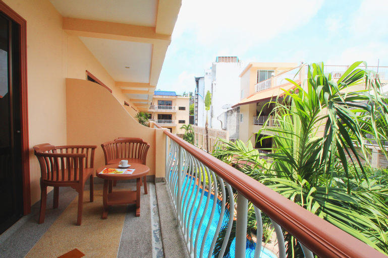 Exterior & Views 15