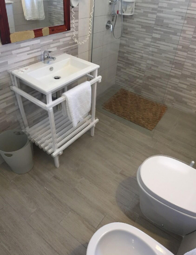 Bathroom 3, Hotel Albatros, Lecce