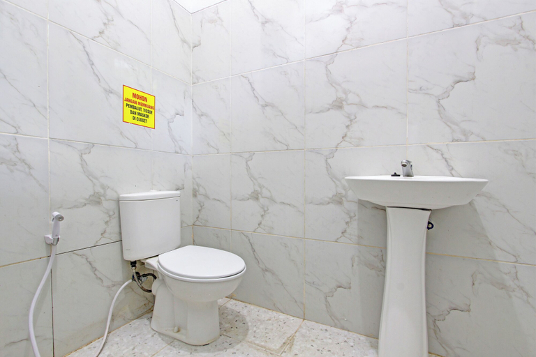 Bathroom 3, OYO Life 92686 Lanaya Guesthouse Syariah, Salatiga