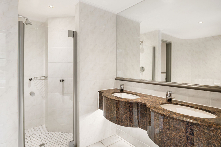 Bathroom 5, Protea Hotel by Marriott Johannesburg Balalaika Sandton, City of Johannesburg