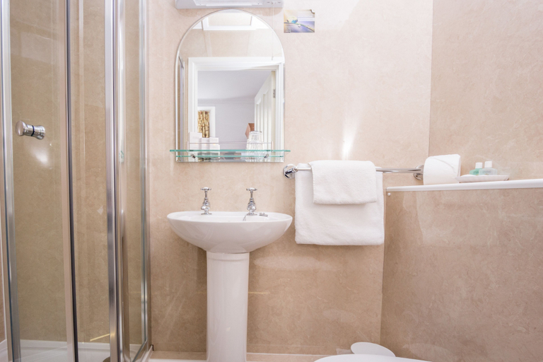 Bathroom 5, The Queens Hotel, Cornwall