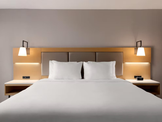 Bedroom 2, Holiday Inn PHILADELPHIA ARPT-STADIUM AREA by IHG, Philadelphia