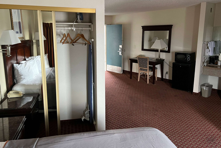 Bedroom 3, Days Inn & Suites by Wyndham Rancho Cordova, Sacramento